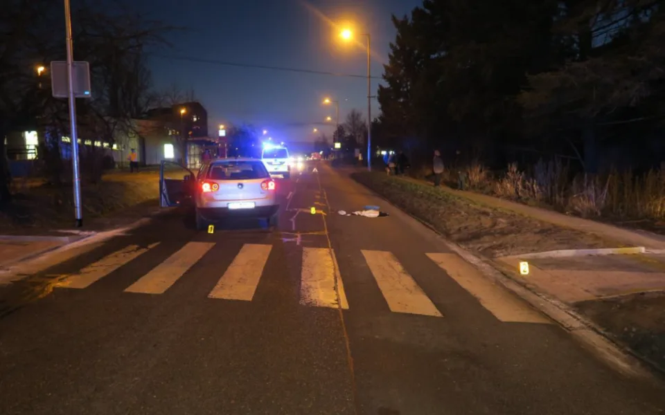 Senior nepřežil srážku na přechodu pro chodce. Policisté nyní pátrají po svědcích tragické události