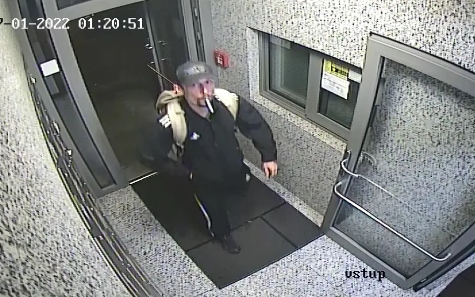 Muž se vloupal do sklepa a ukradl čtyři kola. Poznáváte ho?