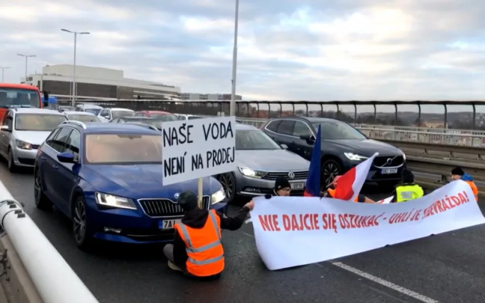 Demonstranti se svázali řetězy a zablokovali dopravu na Nuseláku