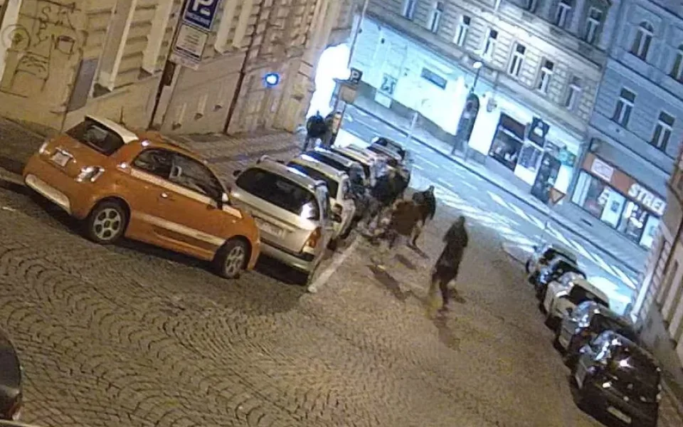 Šest na jednoho. Útočníkům, kteří zkopali a okradli muže, hrozí deset let ve vězení