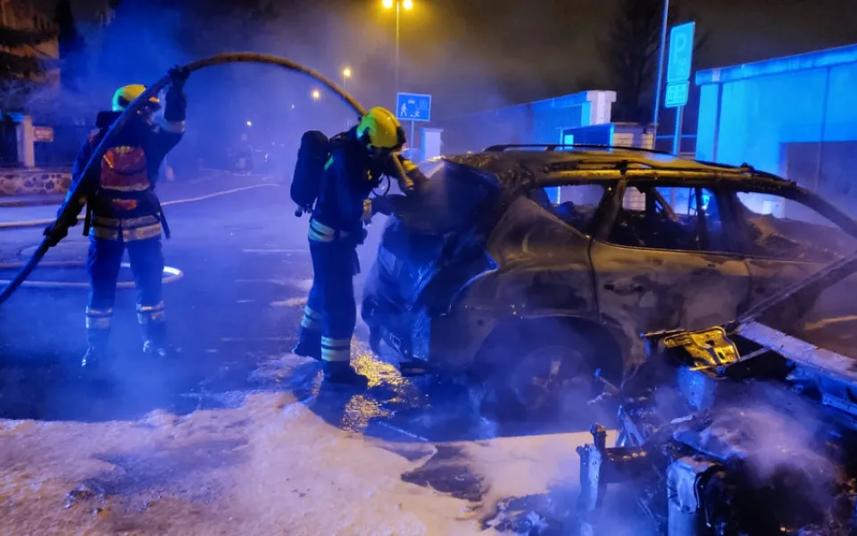 V Praze hořela tři auta. Požár způsobil téměř milionovou škodu