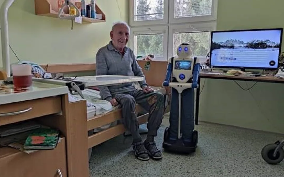 Na Dvanáctce pomáhá pečovatelům robot Robin. O seniory pečuje, čte jim zprávy a hraje s nimi hry