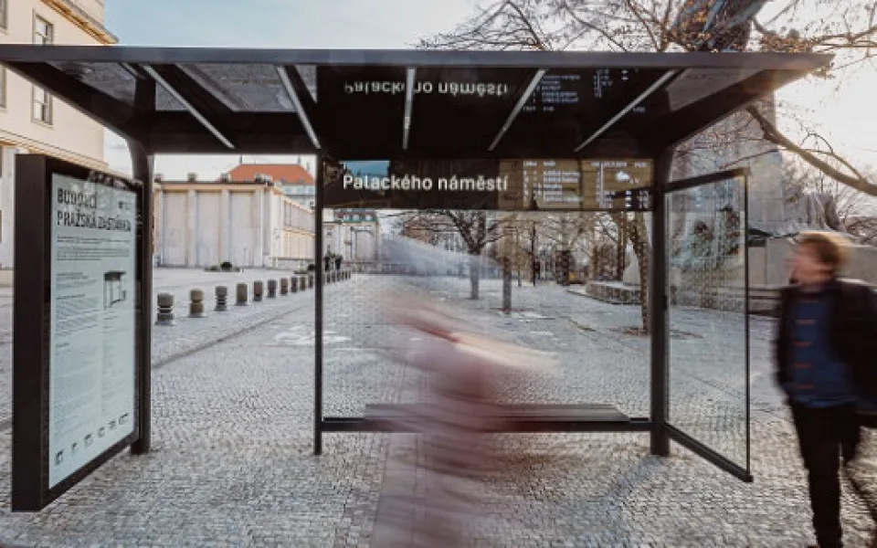 V Praze probíhá výměna přístřešků na zastávkách MHD. Cestující se mohou těšit na nové prvky