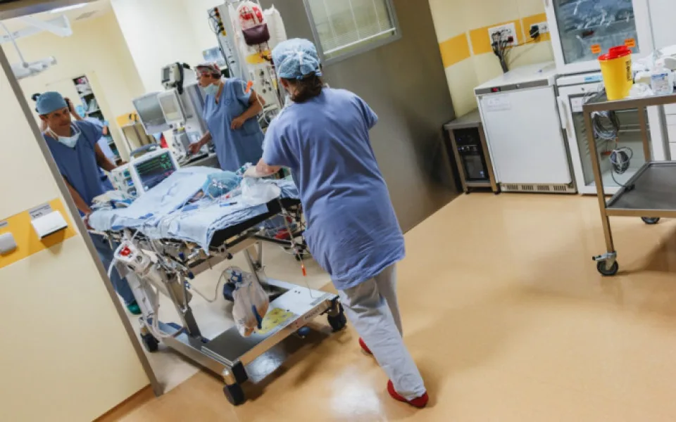 V Praze narůstá počet zdravotníků nakažených covidem. Možné problémy vyřeší pracovní karanténa