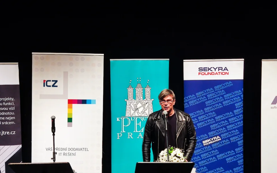 Cenu Karla Čapka získal Jaroslav Rudiš. Železnice nás drží pohromadě, říká
