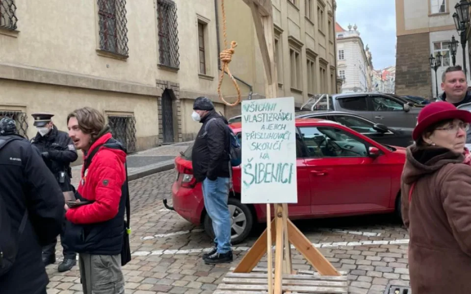 Demonstranti přinesli do centra Prahy šibenici. Podle police nejednají protiprávně