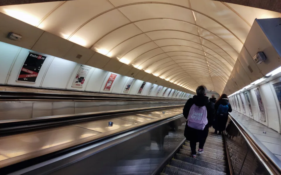 Ujíždí vám na eskalátorech madlo? Jde o bezpečnostní opatření
