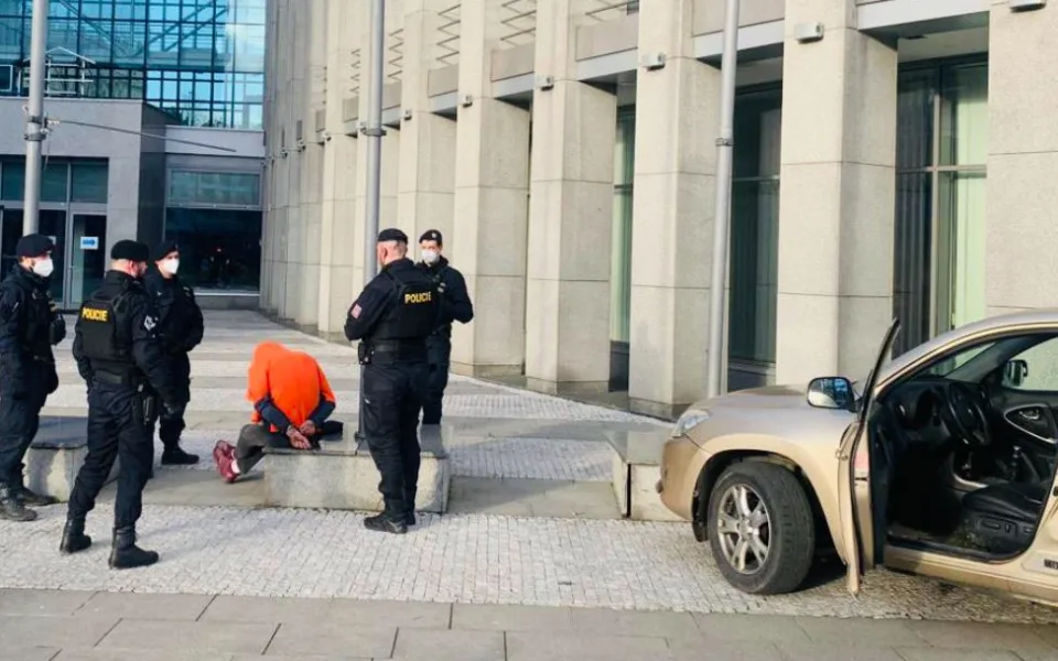 VIDEO: Mladík ujížděl policistům, za jízdy vstoupil z auta. Hrozí mu dva roky ve vězení
