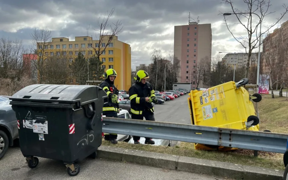 Silný vítr lámal stromy a komplikoval dopravu. Hasiči v Praze měli přes sto zásahů