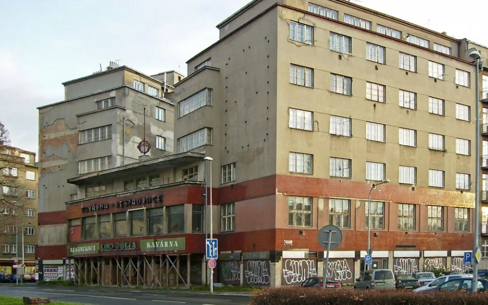 Praha 8 touží po opravě Paláce Svět, stavební úřad je bezmocný. Rekonstrukce se dočká Palmovka