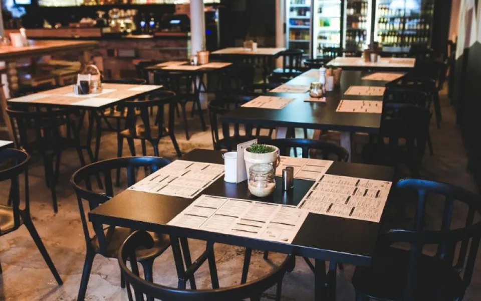 Soud zrušil podmínku očkování nebo prodělané nemoci v restauracích