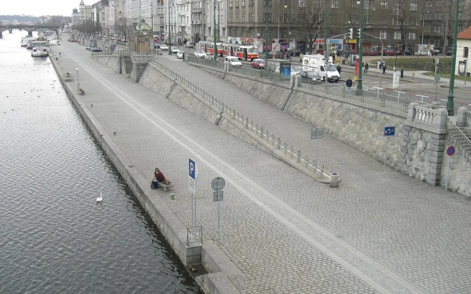 Řidiči pojedou v Podskalí v první fázi oprav tramvajové trati po náplavce