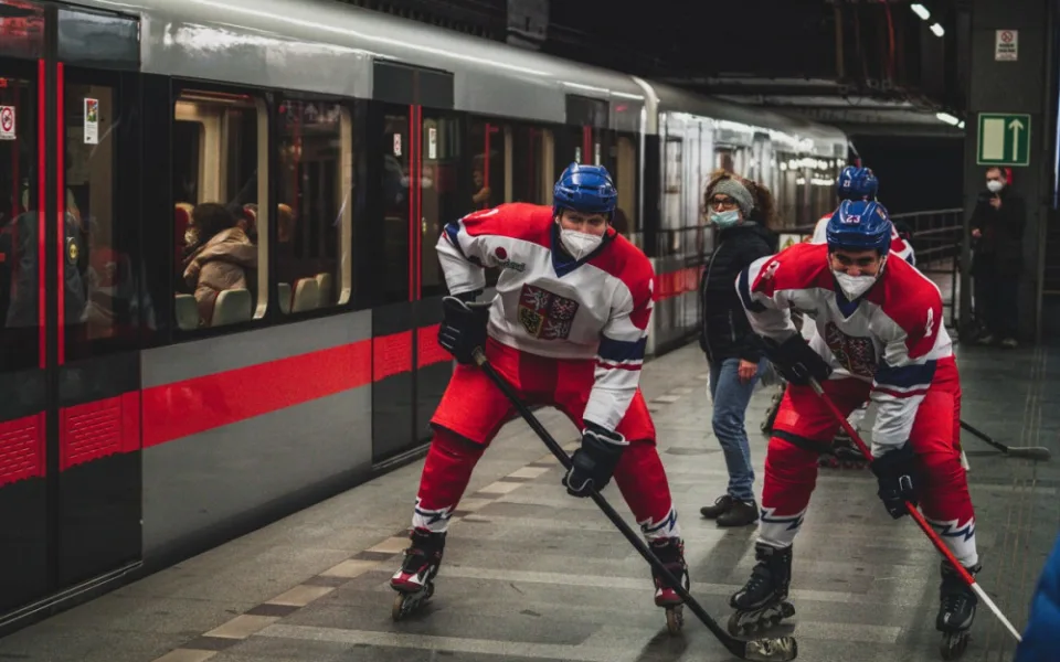 V pražském metru se proháněli hokejisté i skokan na lyžích. Podporovali naše olympioniky