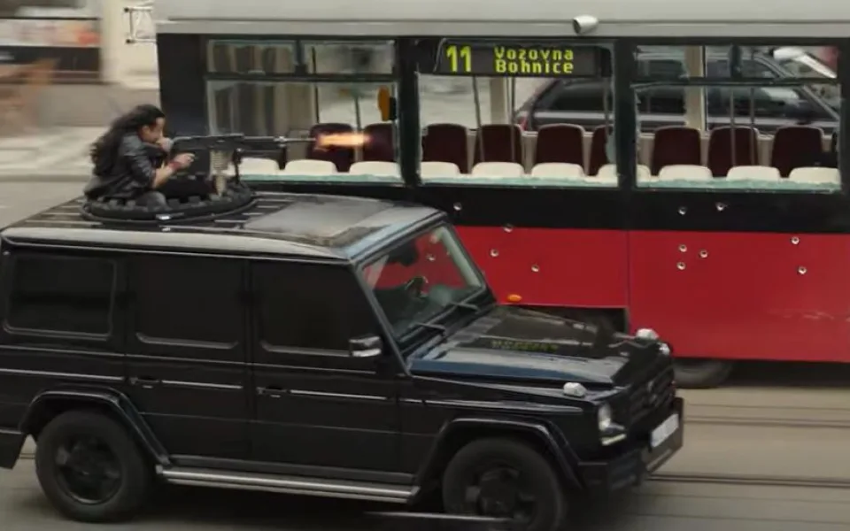 Divoká honička a střelba v ulicích Prahy. Netflix zveřejnil první záběry z filmu s Ryanem Goslingem