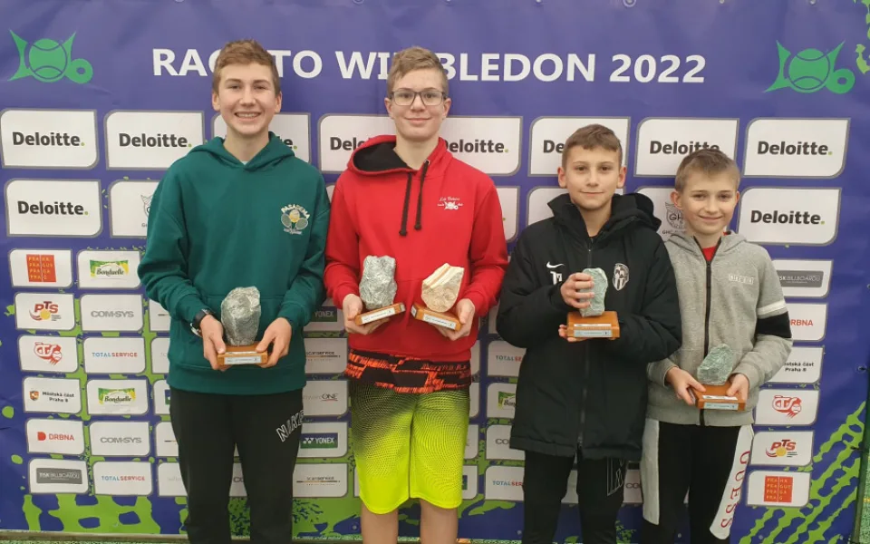 Mladí tenisté bojují o účast na Wimbledonu. Organizátory trápí covid a počasí