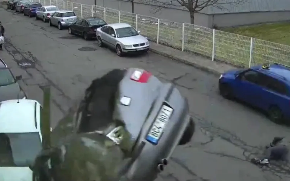 Auto v Praze letělo vzduchem. V letu srazilo chodkyni, pak narazilo do domu