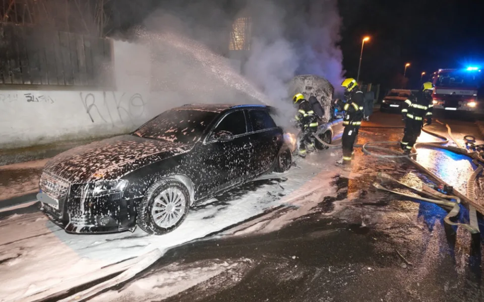 VIDEO: Žháři v Praze zapálili několik aut. Při zadržení byli ozbrojení sekerou a střelnou zbraní
