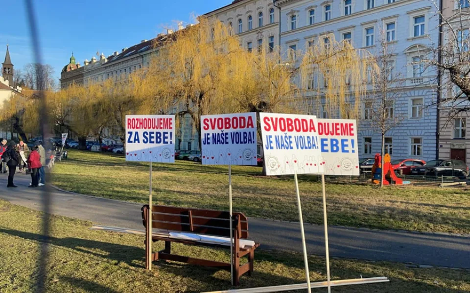 Další protesty kvůli novele pandemického zákona. Na pražském Klárově se sešly desítky odpůrců