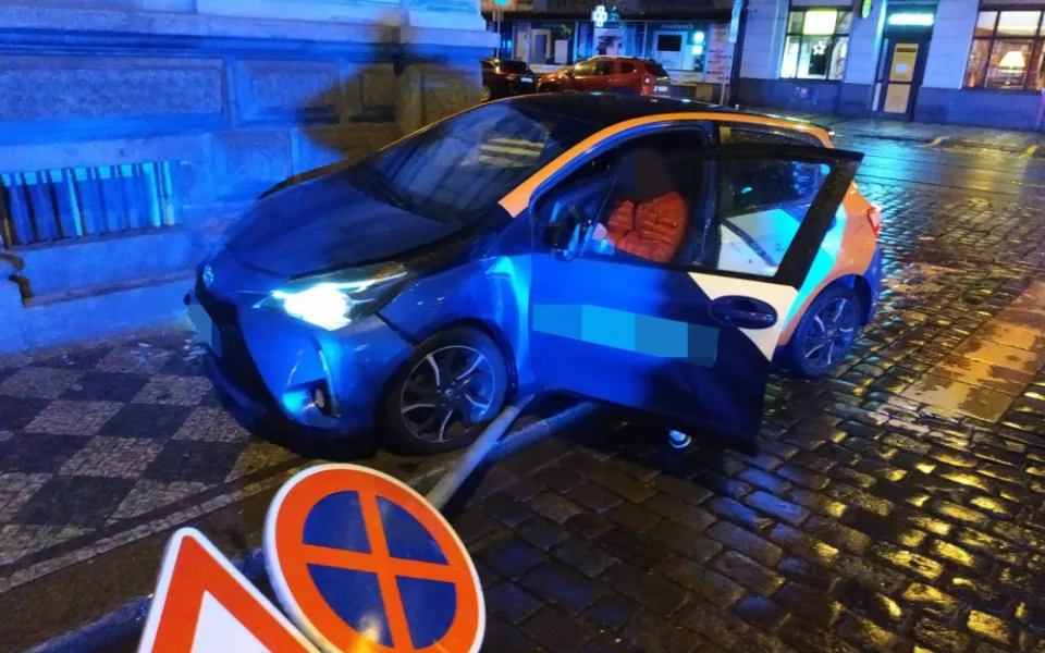 Opilý devatenáctiletý řidič naboural auto v centru Prahy. Policistům tvrdil, že jen prochází kolem