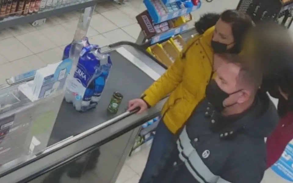 Muž šel na nákup. V obchodě ho brutálně napadl agresor, který ho zkopal a dupl mu na hlavu