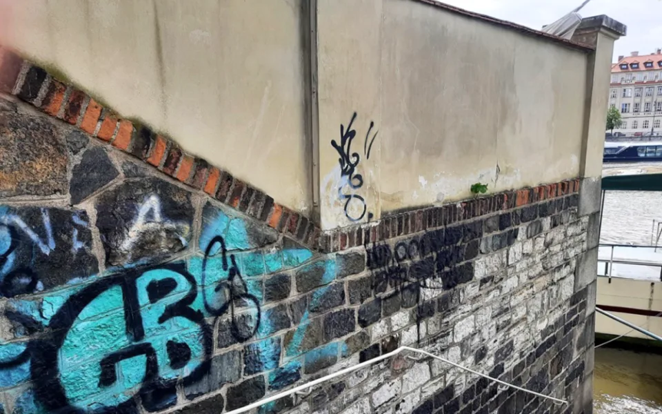 Aplikace Bez graffiti funguje už půl roku. Lidé nahlašují místa posprejovaná vandaly