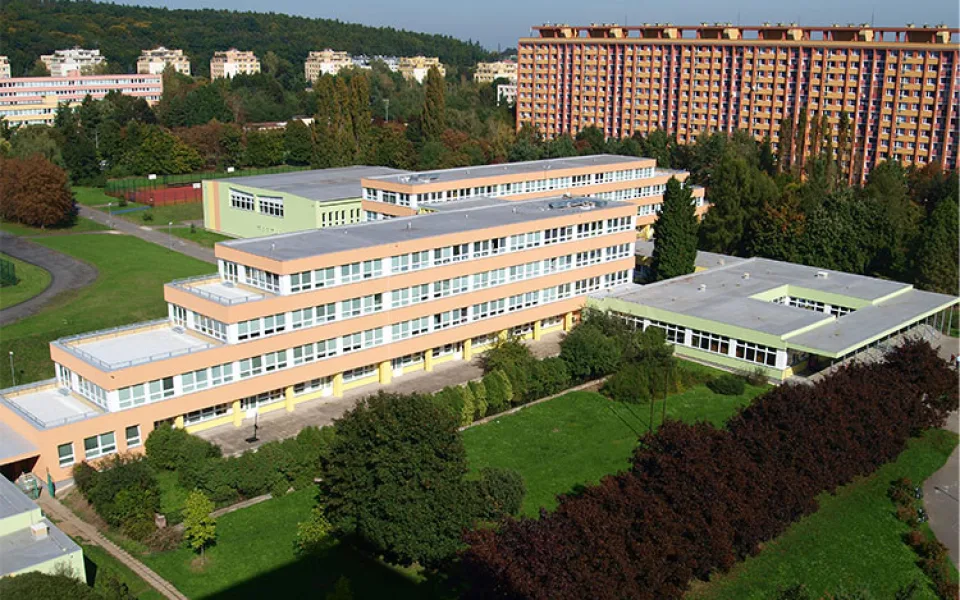 Osmička upraví pěší trasy ke školám u křižovatky ulic Hlaváčova a Taussigova. Děti se necítily bezpečně