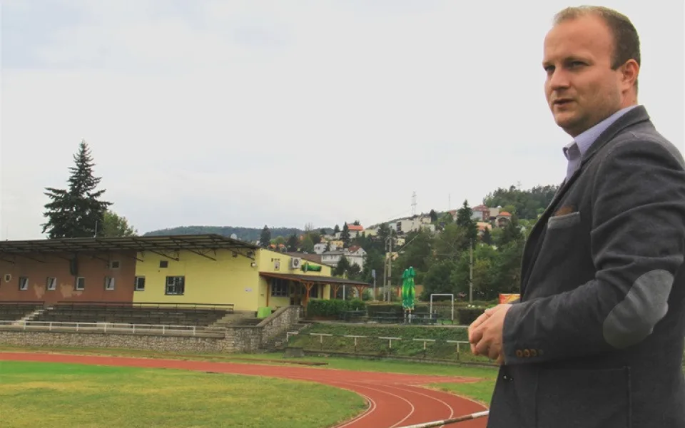 Pražský politik prodává bělidlo a k němu knihy o léčbě covidu. Nikoho k ničemu nenavádíme, hájí se