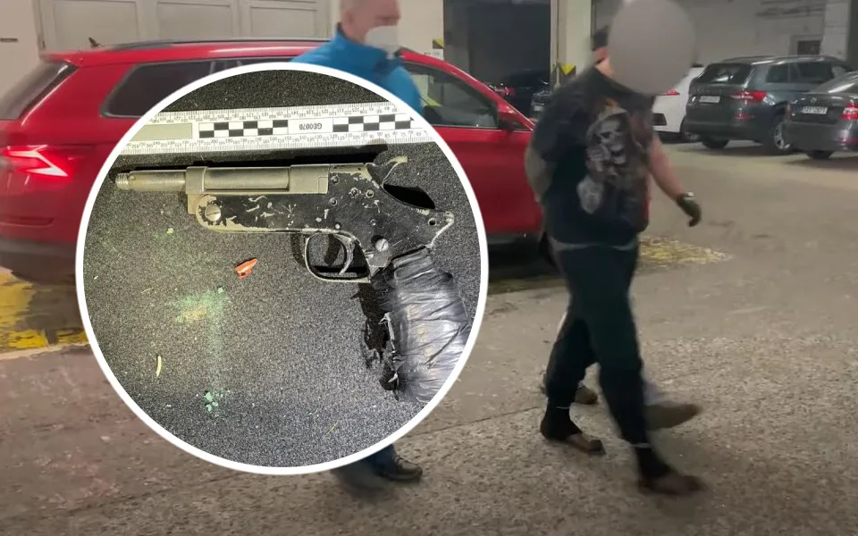VIDEO: Muž ujížděl policii, měl u sebe zbraň a dětské porno. Nedělám nic špatného, hájil se