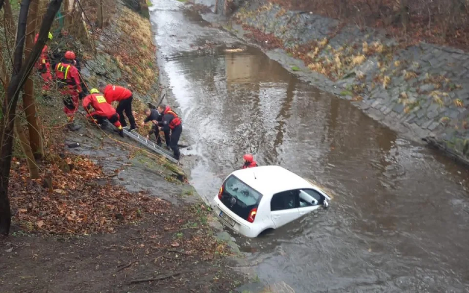 Řidič vjel v Praze 10 do potoka. Muže i auto hasiči vytahovali z vršovického Botiče