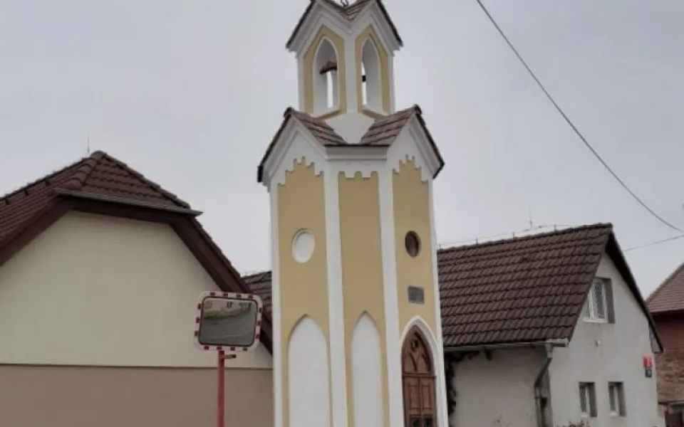 Kapličku, kterou zdemoloval náraz kamionu, dnes zvonu vysvětili