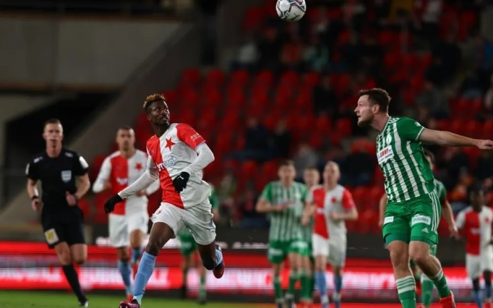 Fotbalisté Slavie se vrátili do čela ligy. Obhájce titulu porazil Bohemians 1905 1:0. Boj rozhodl Olayinka