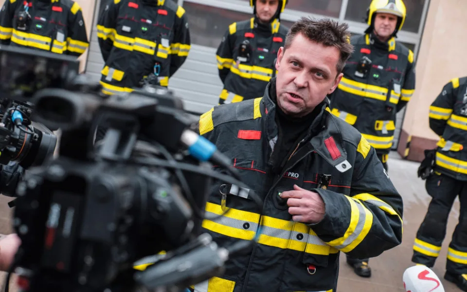 Pražští hasiči testují chytré obleky. Dokáží měřit teplotu nebo zviditelnit hasiče v zakouřených prostorách