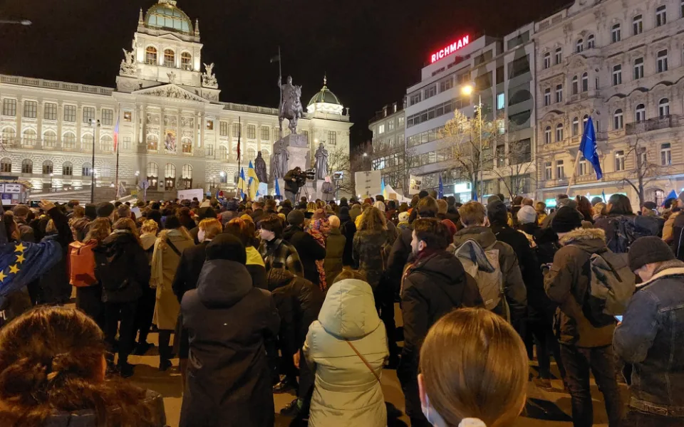 V centru Prahy se dnes večer sešly stovky lidí. Vyjadřovali podporu Ukrajině