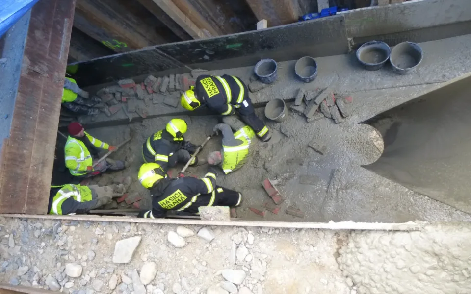 Dva dělníky zalil při práci tekoucí beton. Se zraněními skončili v nemocnici