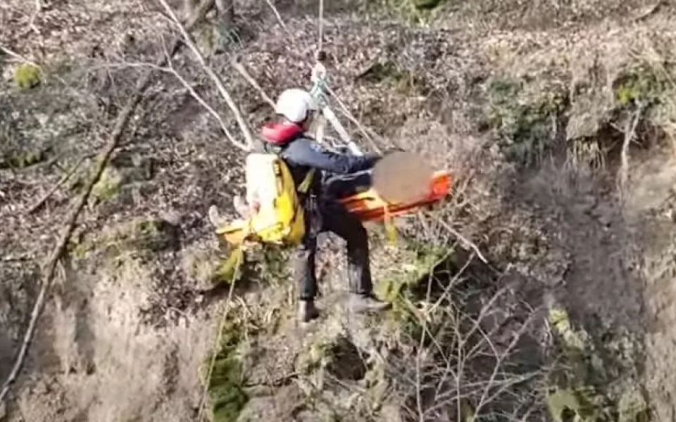 Muž spadl ze srázu a zranil se. Nemohl mluvit ani chodit a zůstal v lese celou noc