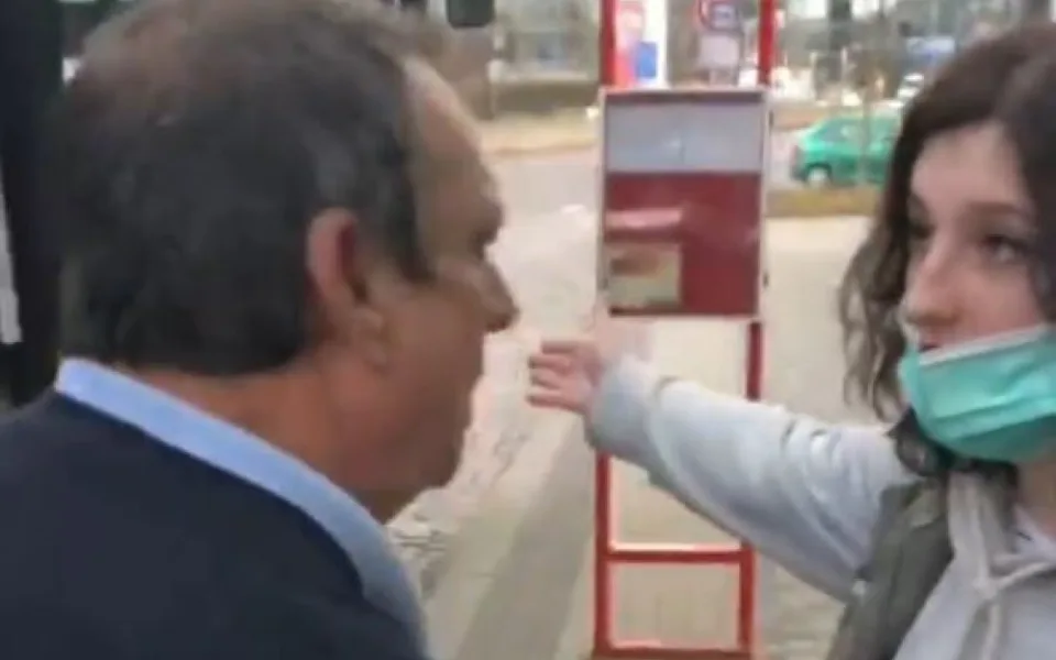 Dostanete přes držku, vy hovado jedno. Řidič autobusu nepomohl vozíčkáři, pak napadl cestující