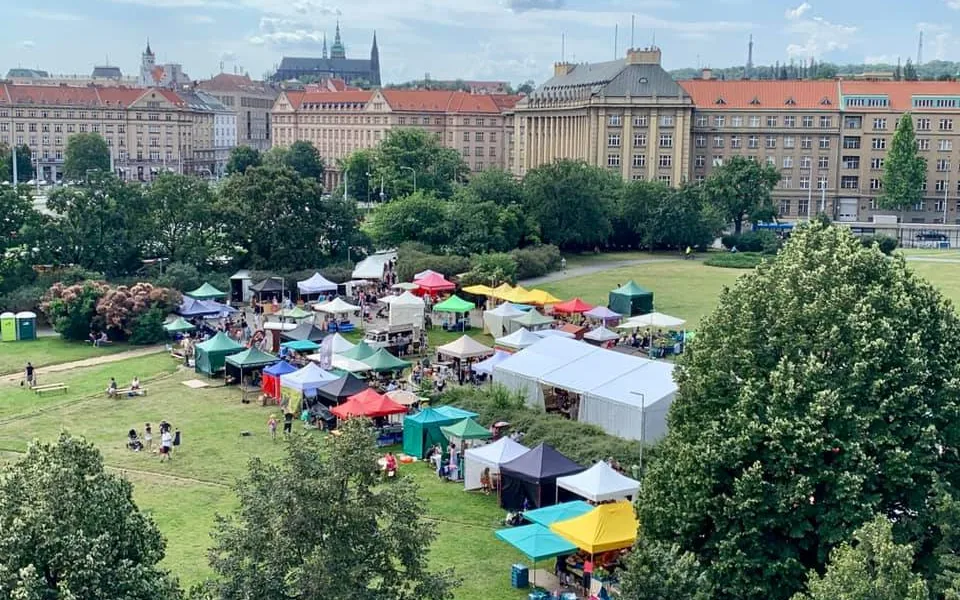 Trhy na Kulaťáku jsou zpět. Užijte si 43 sobot plných dobrého jídla, pití a atmosféry. Akci zahájí zabijačkou
