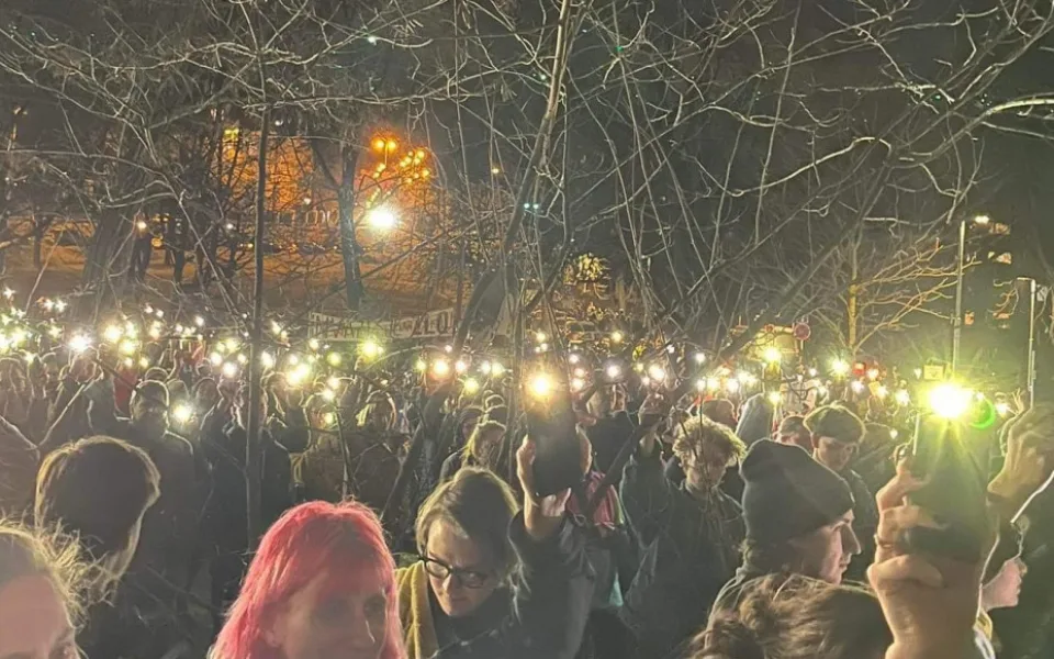 Táhněte, kolaboranti! Příznivci Ukrajiny přehlušili setkání sympatizantů Putinova režimu