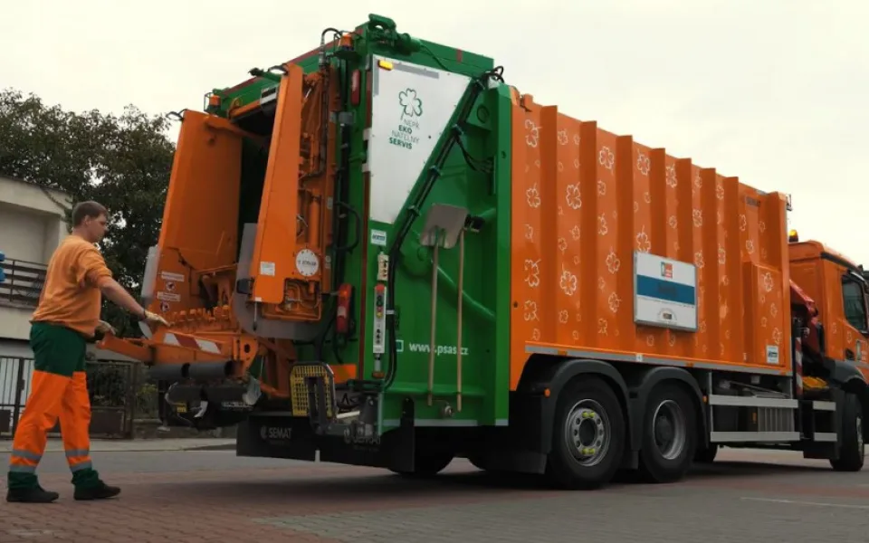 Pražské služby mají nové popelářské auto. Díky jeho možnostem mu říkají Transformer