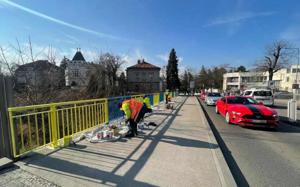 Zábradlí u ruského velvyslanectví v Praze je po opravě v ukrajinských barvách.