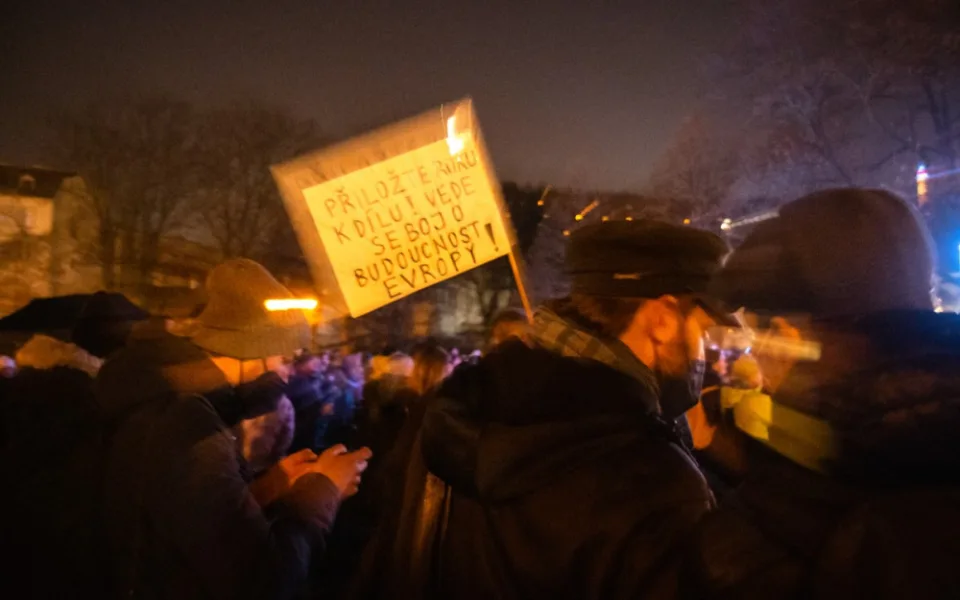 VIDEO: Na Kampě a v Dejvicích dnes proběhly benefiční koncerty na podporu Ukrajiny
