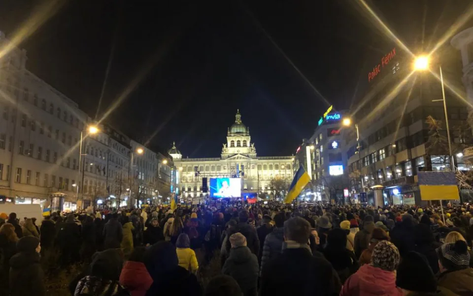 VIDEO: Ukrajinský prezident Volodymyr Zelenskyj dnes hovořil k tisícům lidí na Václavském náměstí