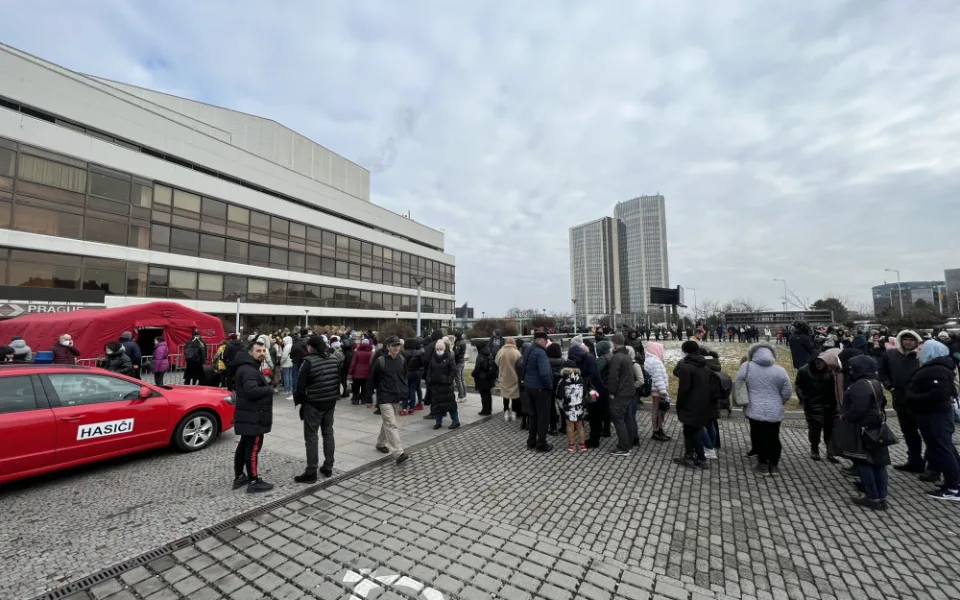 Pražské centrum pro uprchlíky překročilo kapacitu. Uprchlíci pojedou do jiných měst