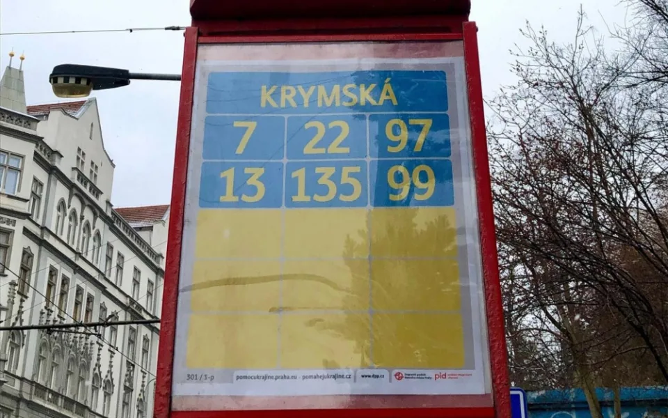 Krymská je žluto-modrá. Dopravní podnik přebarvil zastávková tabla na podporu Ukrajiny