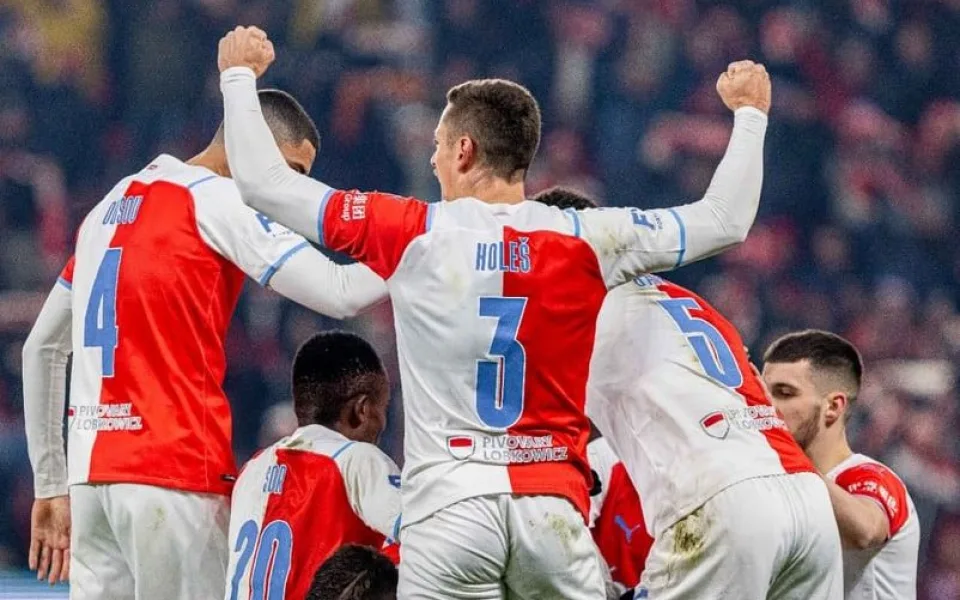 Slavia porazila před vyprodaným Edenem Spartu 2:0 a vrátila se do čela tabulky