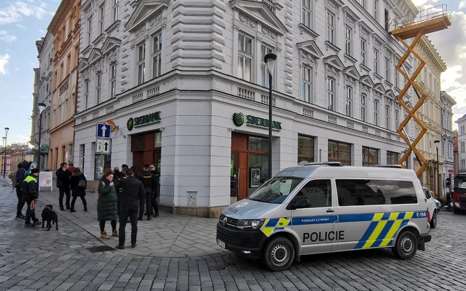 Komerční banka bude vydávat vklady klientům Sberbank. Požádala policii o hlídání pořádku na svých pobočkách