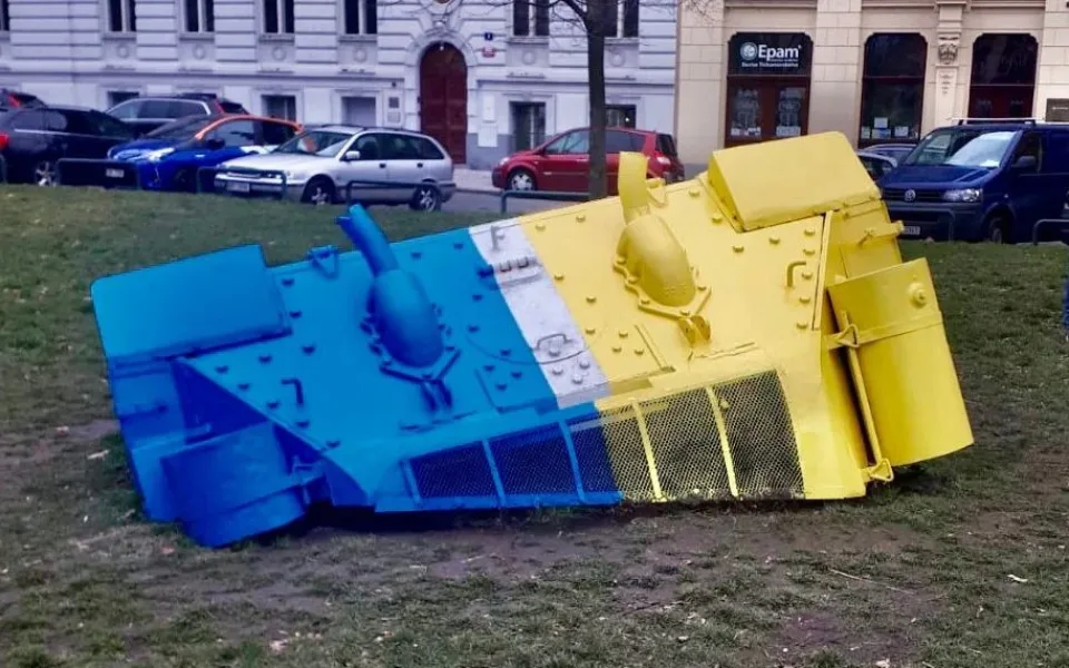 Černého tank na Smíchově dostal ukrajinské barvy