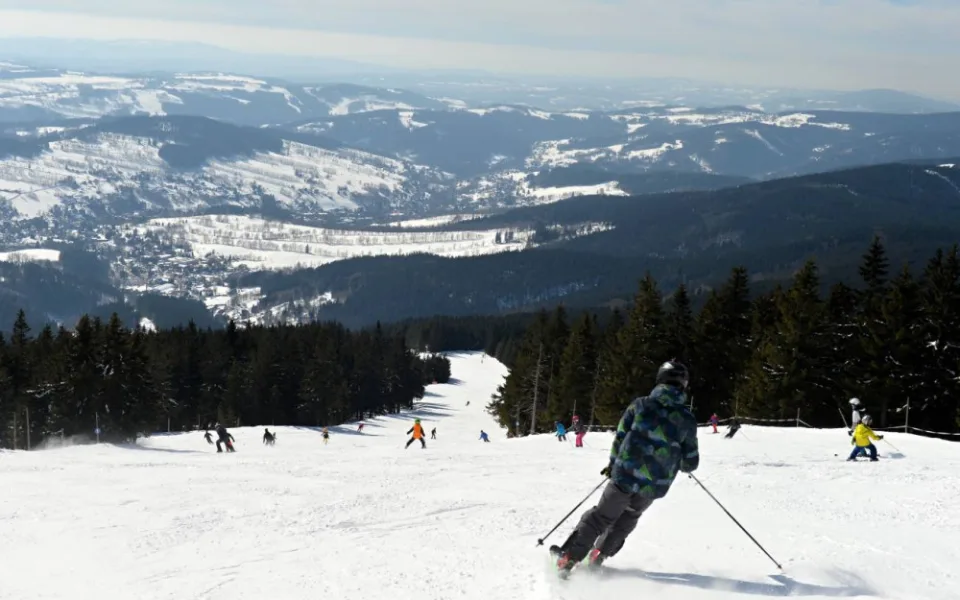 Skiareál Rokytnice nad Jizerou nabízí zábavu na horách i u moře, stačí se zapojit do soutěže o zájezdy CK Nev Dama