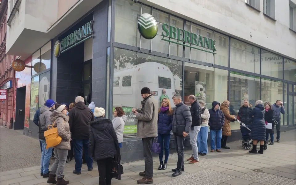 Senior vybral peníze ze Sberbank. O chvíli později ho okradli zloději, kteří si ho vytipovali