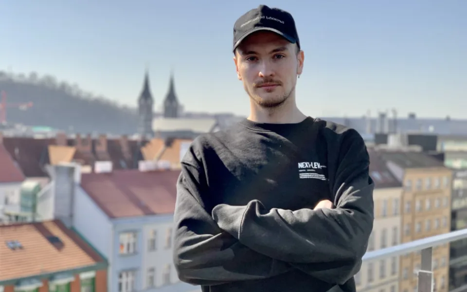 Existují i normální Rusové, člověk musí být dobrým příkladem, říká Kirill, který v Praze žije deset let
